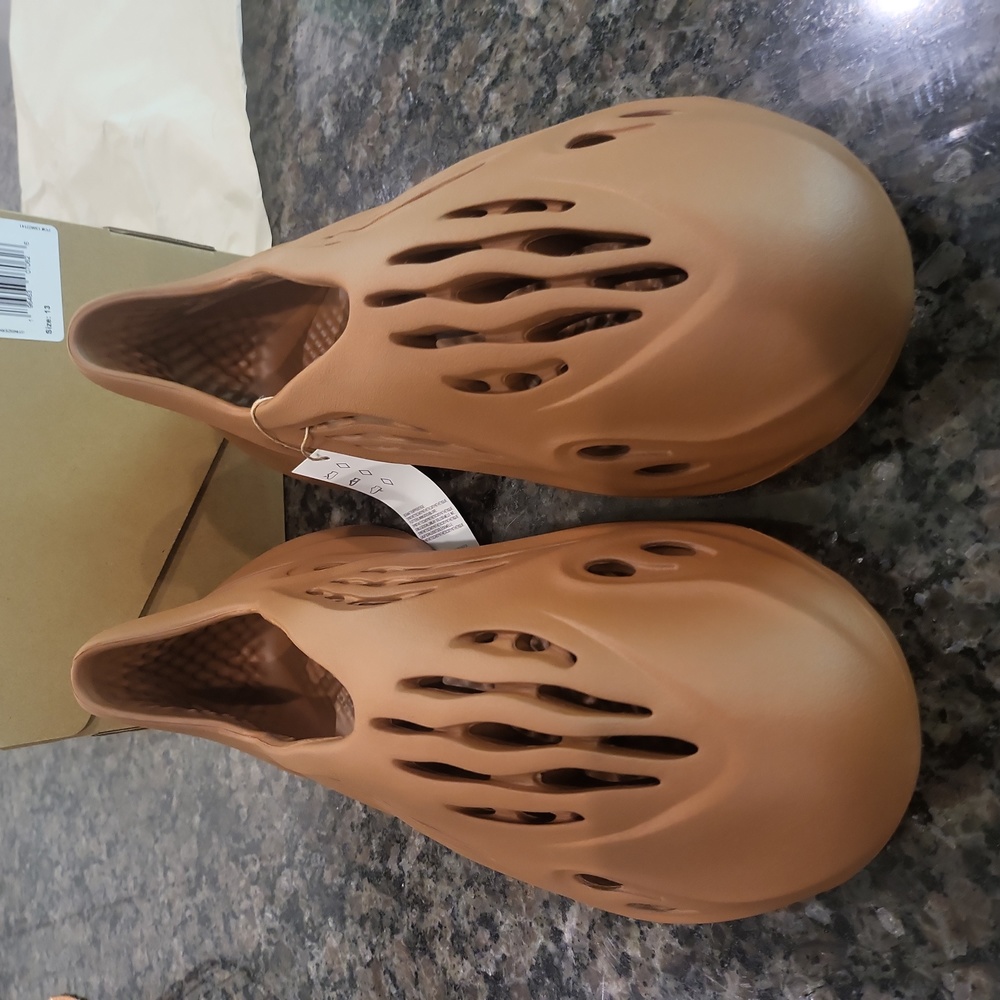 Yeezy Foam RNR - Picture 2 of 9